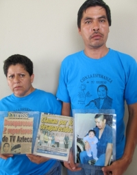 Los familiares de GERARDO PAREDES PÉREZ con su imagen y noticias sobre su desaparición